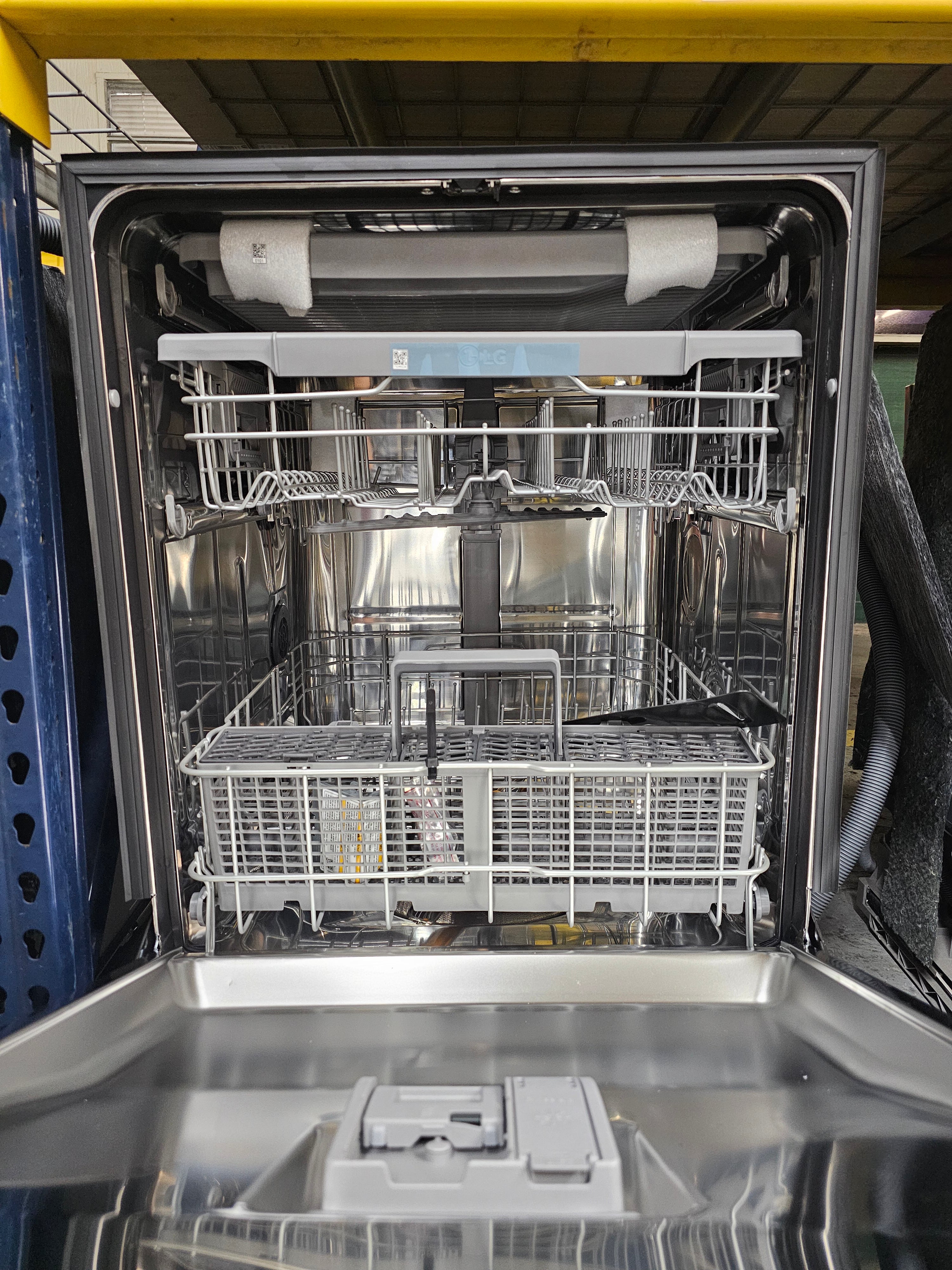 LG 24 in. White Front Control Dishwasher with QuadWash, 3rd Rack & Dynamic Dry, 48 dBA